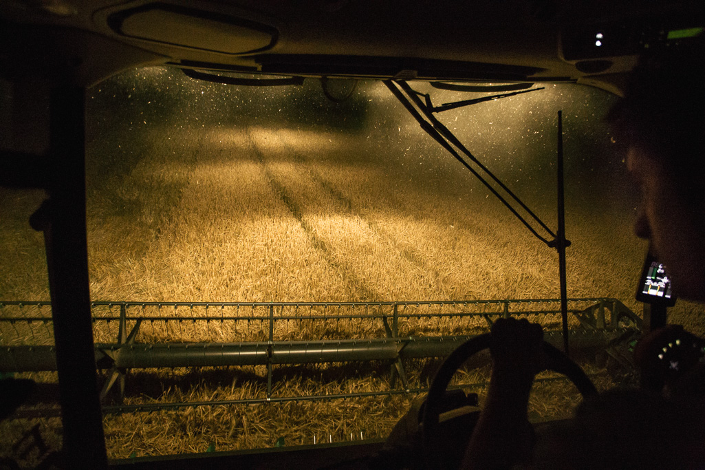 Photo Anatomy of an English country estate. Getting the barley harvest in at night.