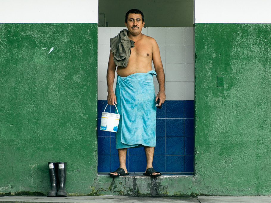 Photo Emerald miner in the communal baths 