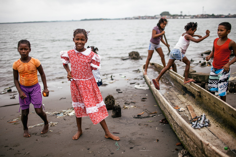 Photo Girls on the beach in Tumaco, on the western Pacific coast, Nariño 