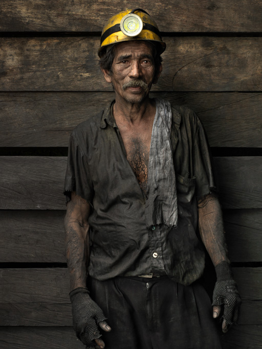 Photo The 25 metre vertical lift shaft in La Paz mine, Coscuez, and an emerald miner just out of the mine for lunch. 