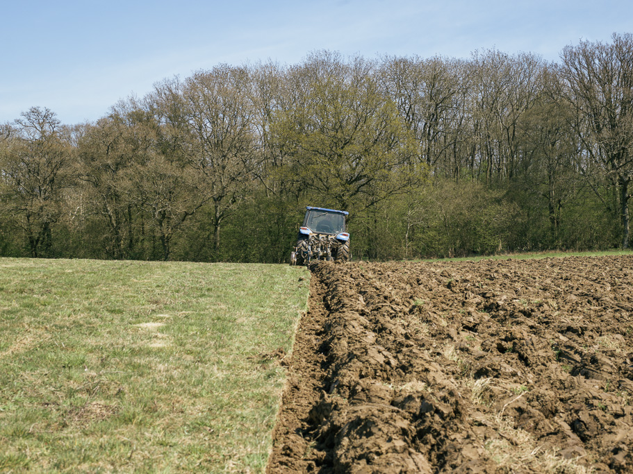 Photo Anatomy of an English country estate. Ploughing up the hill field.