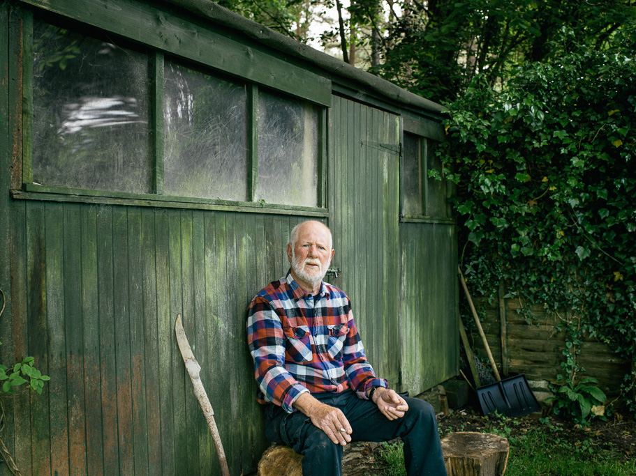 Photo Anatomy of an English country estate. Sid who lives in a cottage in the woods.